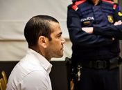 Daniel Alves é condenado a 4 anos e 6 meses de prisão por estupro de jovem em boate de Barcelona