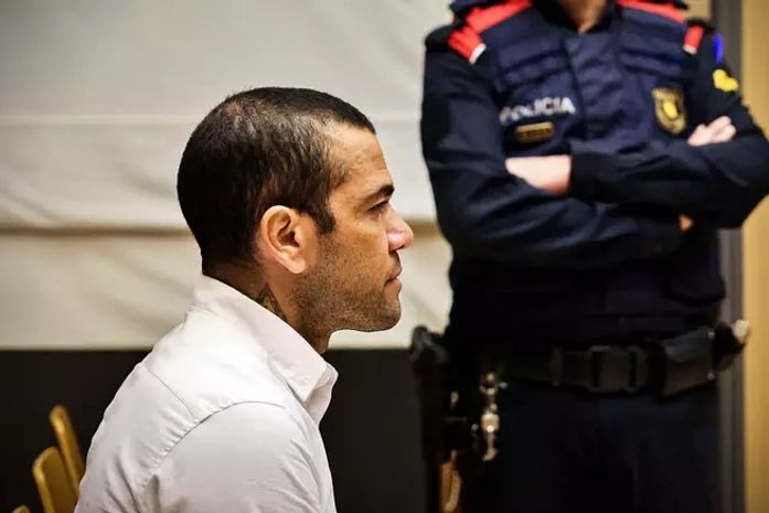 Daniel Alves é condenado a 4 anos e 6 meses de prisão por estupro de jovem em boate de Barcelona