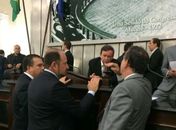Deputados conversam após a sessão