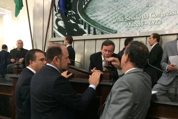 Deputados conversam após a sessão