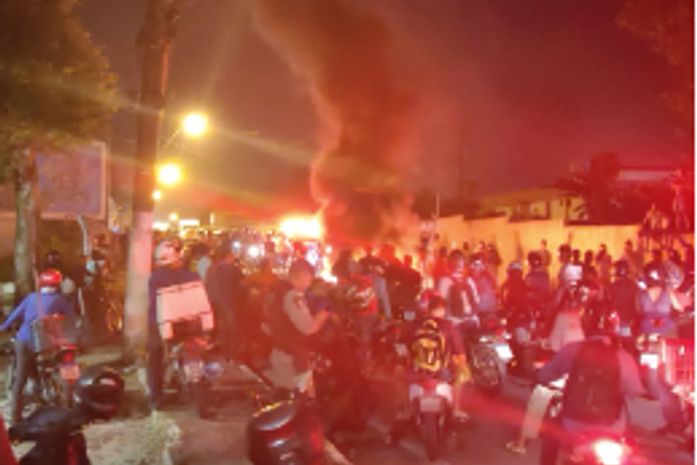 Moradores da Chã do Bebedouro bloqueiam via em protesto contra falta de água