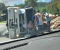 Motorista fica ferido após carreta tombar na Ladeira do Catolé, em Satuba