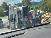 Motorista fica ferido após carreta tombar na Ladeira do Catolé, em Satuba