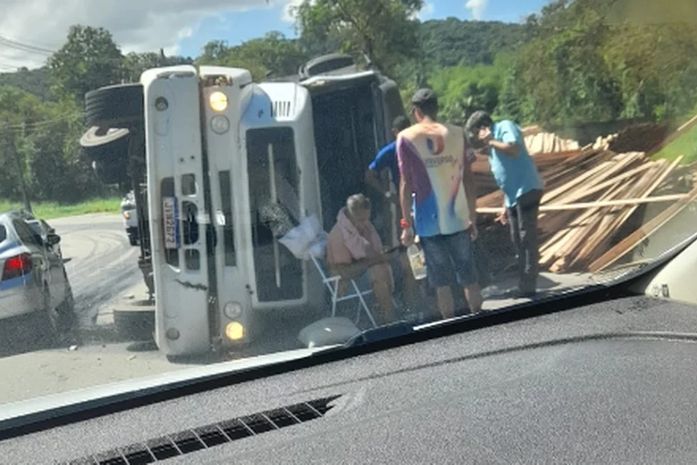 Motorista fica ferido após carreta tombar na Ladeira do Catolé, em Satuba