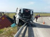Condutor tomba carreta ao perder controle de veículo na rodovia BR 101