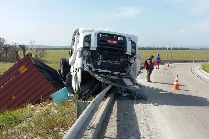 Condutor tomba carreta ao perder controle de veículo na rodovia BR 101