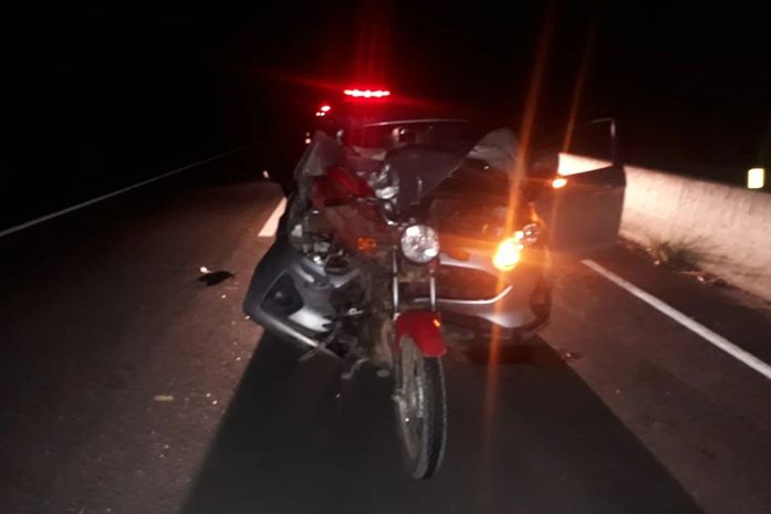 Ocupantes de moto morrem após carro colidir na traseira; motorista fugiu do local 