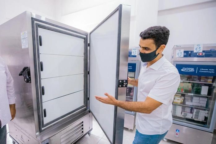 Prefeito JHC entrega ultracongeladores para Central de Frio de Maceió