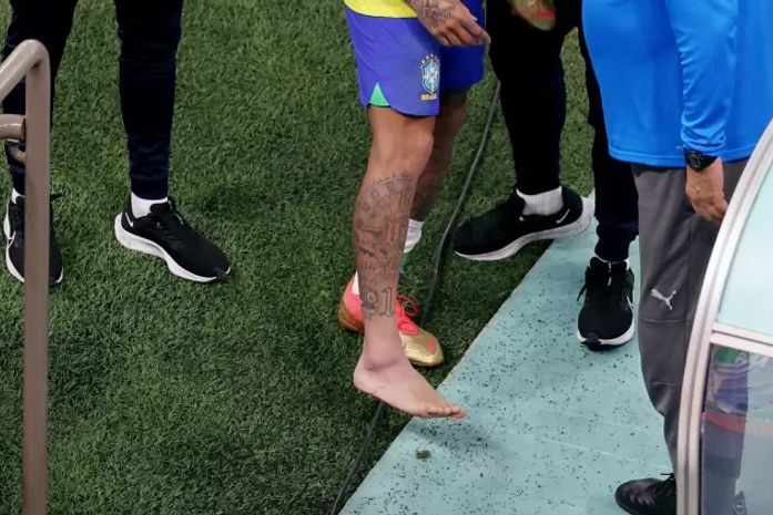 Neymar mostra tornozelo inchado depois de Brasil x Sérvia, na estreia da seleção na Copa do Mundo