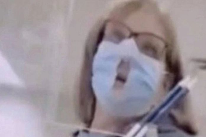 Mulher usa máscara,com buraco no meio, para respirar melhor.