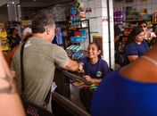 Durante caminhada no Jacintinho, Rafael Brito destaca impacto econômico do Escola 10 e Pé-de-Meia no comércio local