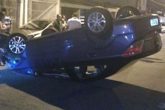 Após colisão, veículo capota no bairro da Pajuçara em Maceió