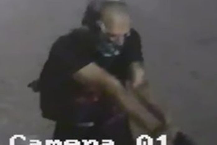 Polícia divulga imagens e busca suspeito de executar homem recém-saído do sistema prisional; veja