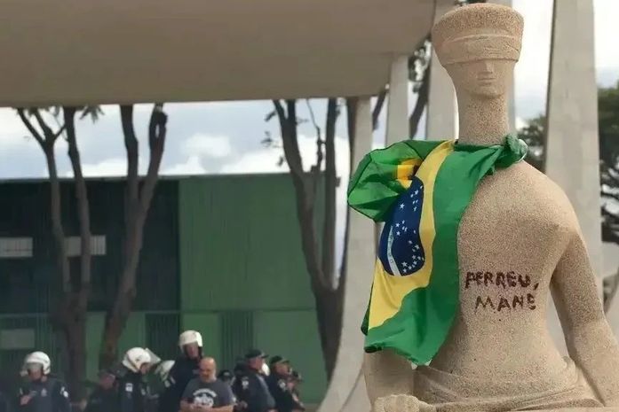 Exílio, prisões e censura: se não é estado de exceção, o que é?