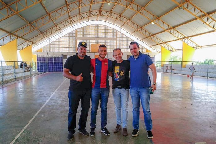 O vereador Chicão, Alex Mariano e o atual vice-prefeito, Leopoldo Amaral, acompanharam a vistoria no ginásio.