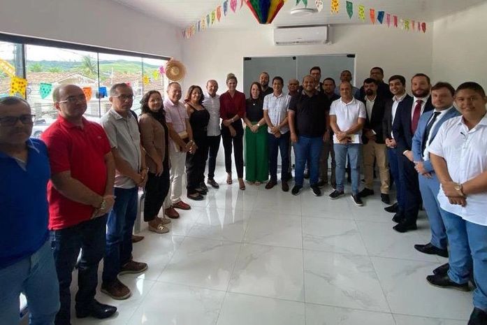 Fernando Cavalcante aparece no centro da foto (camisa preta) ladeado de secretários e assessores técnicos