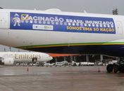 Avião da Azul foi adesivado especialmente para a missão de trazer 2 milhões de doses da Índia.