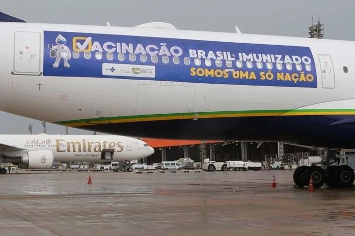 Avião da Azul foi adesivado especialmente para a missão de trazer 2 milhões de doses da Índia.