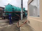 Equipe realiza desobstrução da rede de esgoto no Platô III em Branquinha