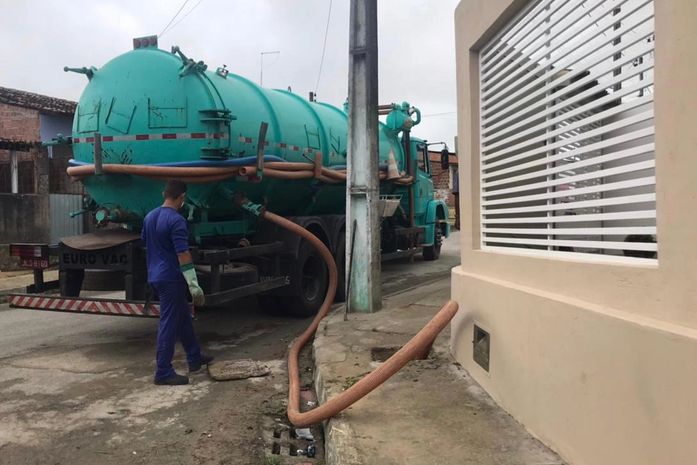 Equipe realiza desobstrução da rede de esgoto no Platô III em Branquinha
