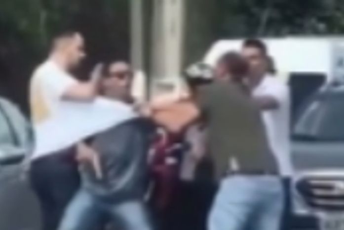Confusão no trânsito: homem armado tenta conter briga entre motoristas na Avenida Leste-Oeste