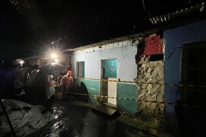 Moradores foram retirados e a casa foi interditada na Grota do Aterro.