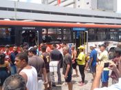 Após ser reconhecido dentro de ônibus, suspeito de assalto é rendido; veja vídeos