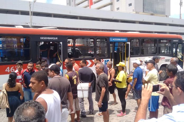 Após ser reconhecido dentro de ônibus, suspeito de assalto é rendido; veja vídeos