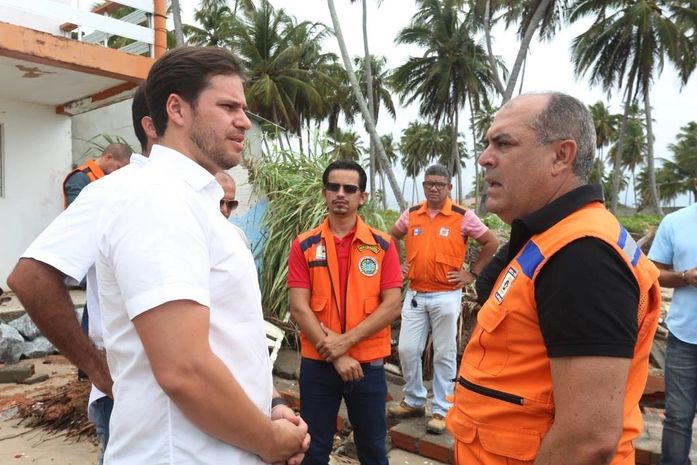 Avanço da maré vem colocando residências e estabelecimentos comerciais em risco