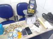 Após denúncia, dupla é presa com drogas e munições no Jacintinho