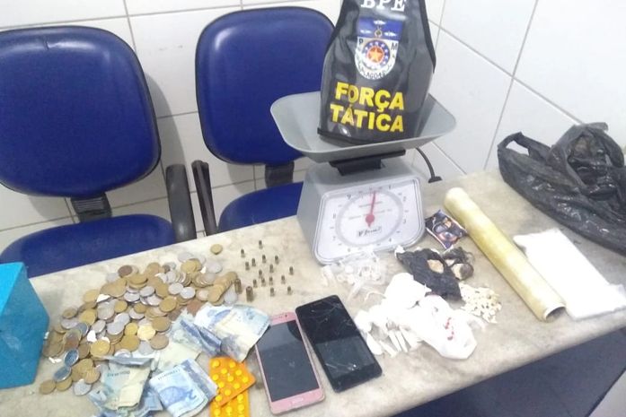 Após denúncia, dupla é presa com drogas e munições no Jacintinho