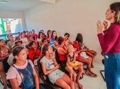 Crianças e adolescentes apreciam cinema e desenvolvimento social em Girau