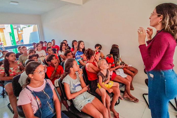 Crianças e adolescentes apreciam cinema e desenvolvimento social em Girau