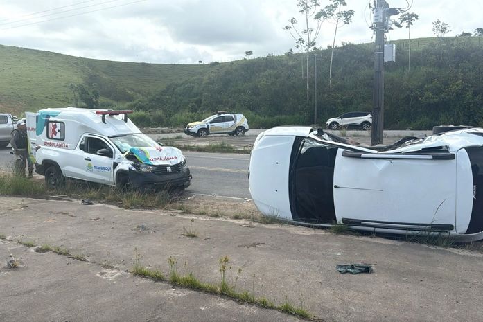 Homem morre e outras quatro pessoas ficam feridas em colisão entre carro de passeio e ambulância, no litoral Norte