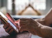 Santa Casa de Maceió promove inclusão digital para idosos e reforça cuidados com segurança online
