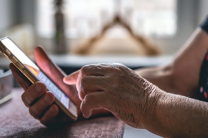 Santa Casa de Maceió promove inclusão digital para idosos e reforça cuidados com segurança online