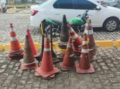 Materiais utilizados para guardar vagas irregulares foram recolhidos por agentes do DMTT