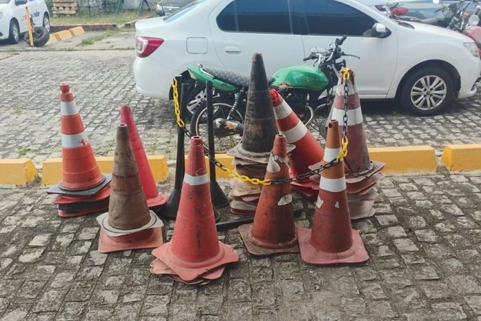 Materiais utilizados para guardar vagas irregulares foram recolhidos por agentes do DMTT