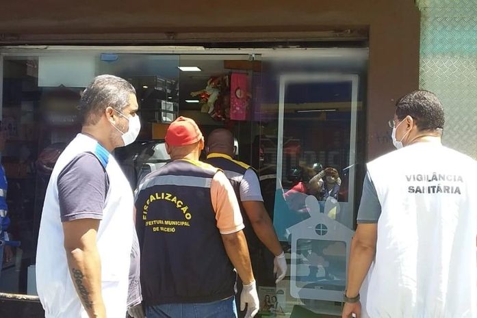 Fiscalização flagra jogo de vôlei, festa e lojas descumprindo decreto de emergência