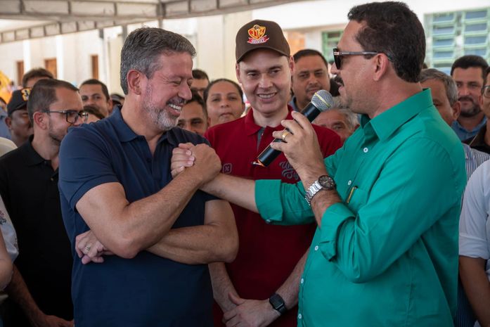 Marlan Ferreira renova a frota de Limoeiro de Anadia e entrega novas praças à população