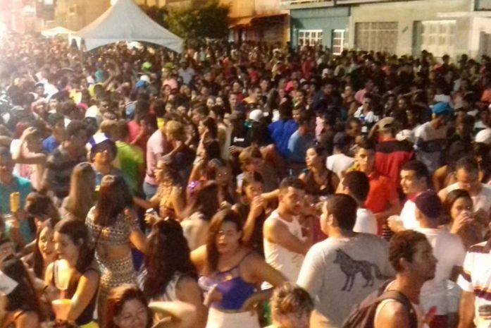 Milhares de foliões marcam presença no primeiro dia de carnaval em Atalaia