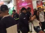 Lanna Hellen foi retirada por seguranças da praça de alimentação do shopping, enquanto protestava após ter sido impedida de usar banheiro feminino.