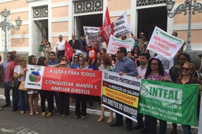 Categorias protestam em frente a ALE
