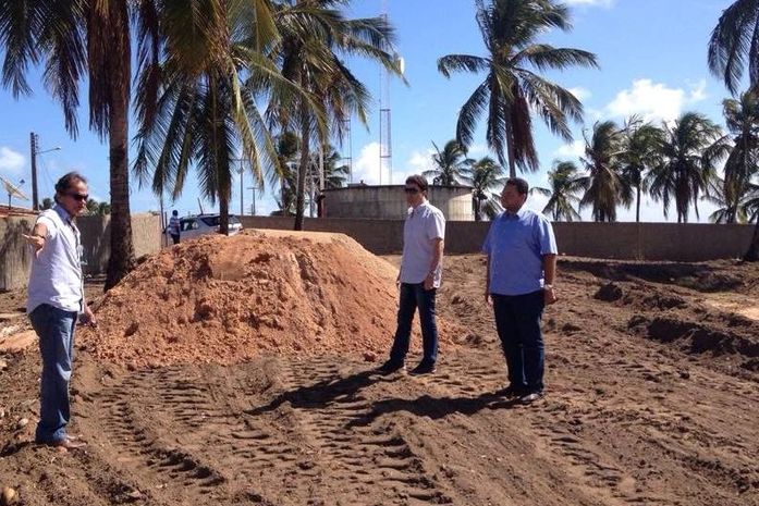 Prefeito Henrique Madeira visita local onde será construída uma nova creche