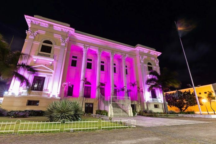Maceió ganha iluminação especial na cor rosa para alerta contra o câncer de mama
