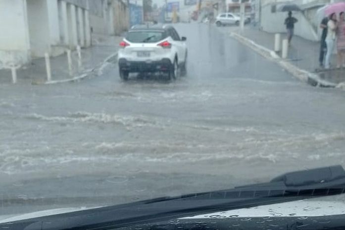 Chuvas caídas nesta terça (31) em Arapiraca provocou alagamentos em vários pontos da cidade