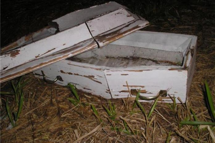 Mãe denuncia filho por jogar caixão no quintal da casa dela