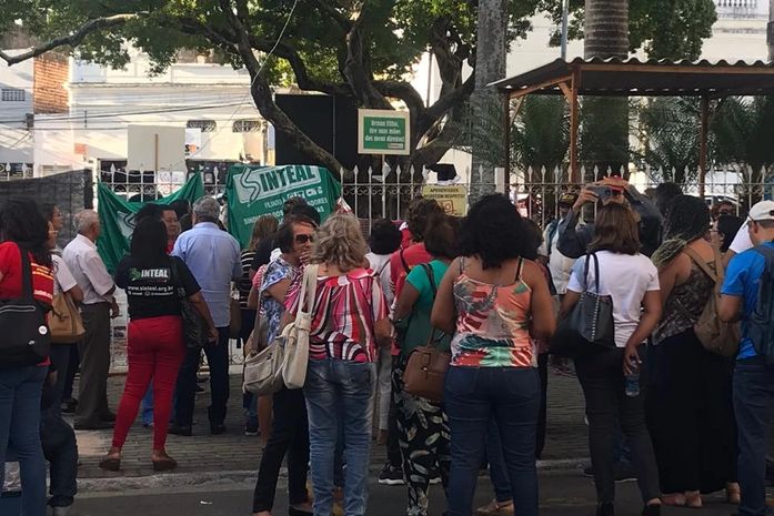 Servidores protestam na porta da ALE