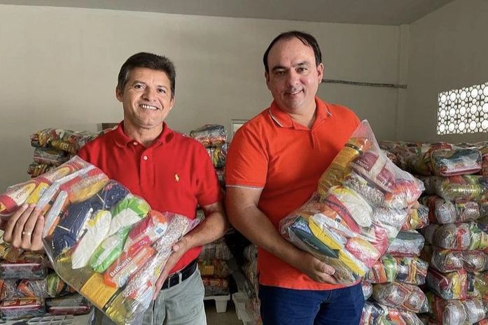 Leandro Silva (calça escura) empenhado no lançamento do programa social