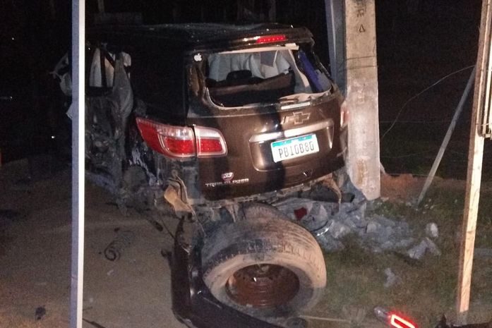 Carro colide em poste de energia elétrica e homem fica ferido na AL-101, em Maragogi